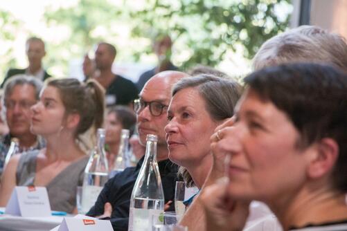 Besucher:innen in der Halle