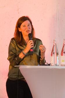 Frau am Podium
