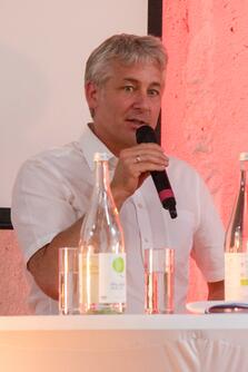 Mann mit Mikrofon