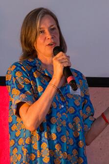 Frau mit Mikrofon