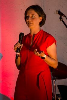 Frau am Mikrofon