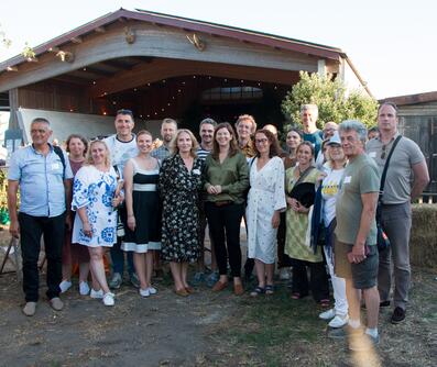 Gruppenfoto rund um Staatssekretärin Ophelia Nick