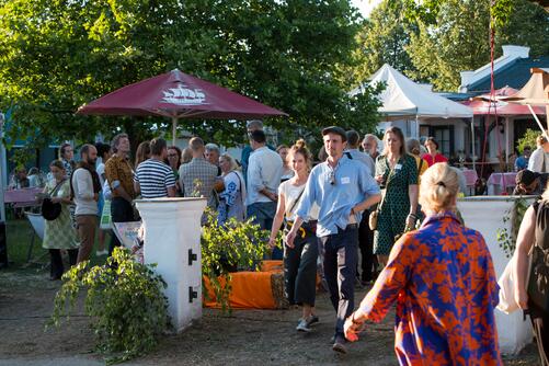 Besucher:innen des Fests
