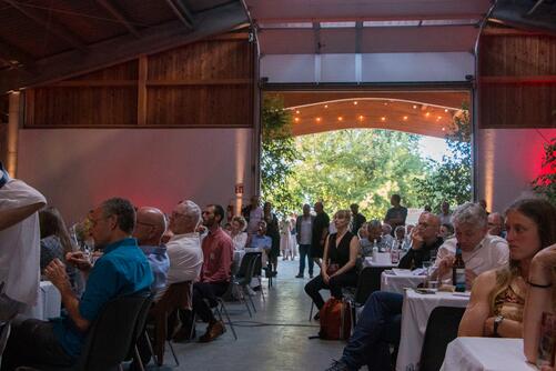 Besucher:innen in der Halle
