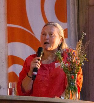Frau mit Mikrofon