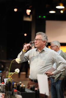 Mann probiert Wein