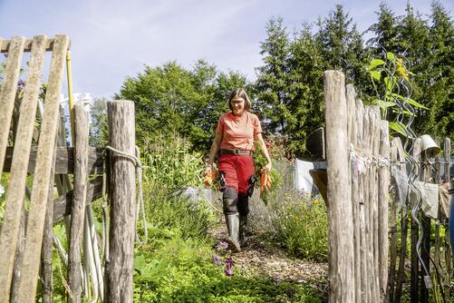Martina Spiegel, Demeter-Landwirtin im Garten mit Karotten in der Hand