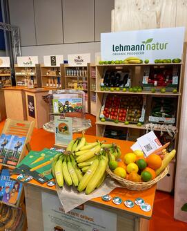 Messestand IGW, Obst und Gemüse auf Tisch und im Produktregal