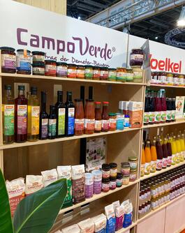 Messestand IGW, Produktregal von Campo Verde und Voelkel