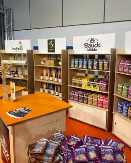 Messestand IGW, verschiedene Stände mit Demeter-Produkten