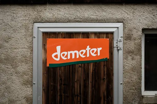 Demeter-Logo an einer Tür
