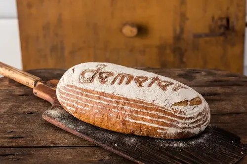 Brot auf Schieber mit Demeter-Schriftzug im Mehl