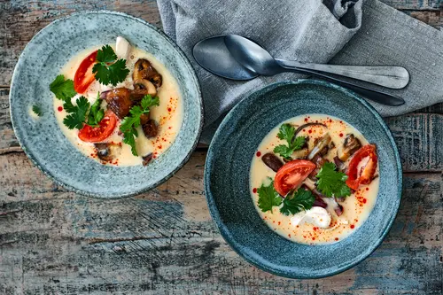 FRUCHTIGE KOKOSSUPPE MIT HÄHNCHENBRUST