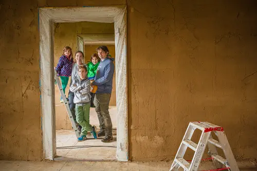 Familie Hahn auf der Baustelle