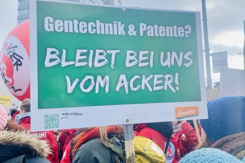 Plakat: Gentechnik und Patente? Bleibt uns vom Acker