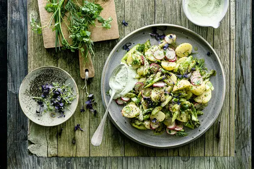 Kartoffelsalat mit grünem Spargel und Kräuterdip
