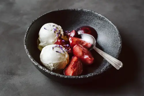 Lavendel-Honig-Eis mit gebratenen Pflaumen