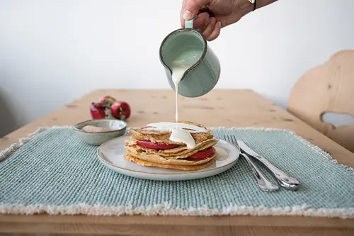 Pfannkuchen mit Apfel und Vanillesoße