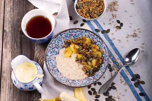 Porridge mit gebratener Banane und Saaten-Crunch