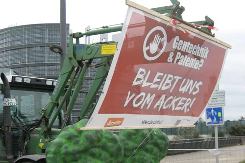 Protest mit Traktoren gegen Gentechnik