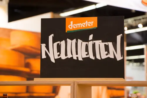 Schild mit der Aufschrift Demeter-Neuheiten