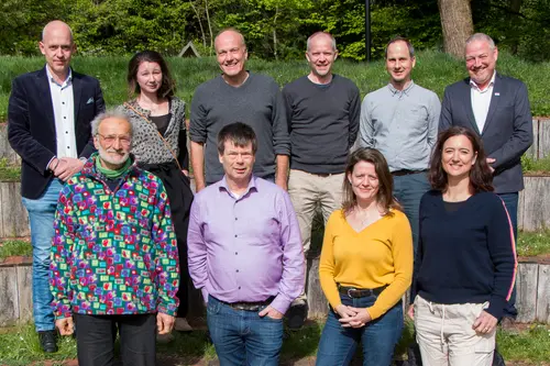 Gruppenfoto der Delegierten in zwei Reihen