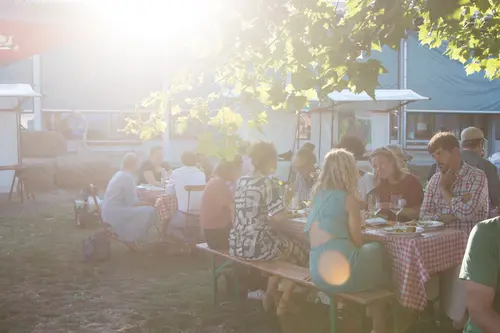 Besucher:innen beim Essen im Freien