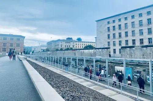 Menschen vor der Topographie des Terrors 