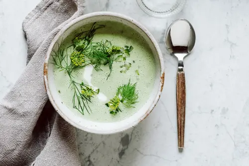 Zwei Schalen mit Joghurt-Gurken-Suppe