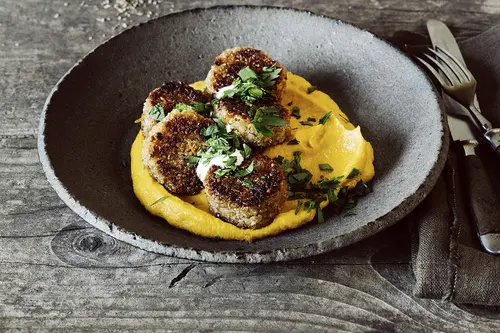 BULGURTALER AUF PIKANTEM MÖHRENPÜREE